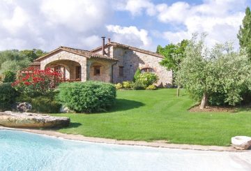 The Great Estate Group sells a “gioiello di casale” a”Piccolo Gioiello”; this is not only the name that’s on the door, but a jewel of a farmhouse on the tuscan umbrian border.