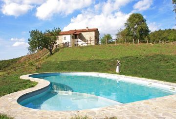 The Great Estate Group sells a beautiful	farmhouse in San Casciano dei Bagni.Interview with Elisa Biglia who oversaw the sale of the farmhouse in Tuscany.