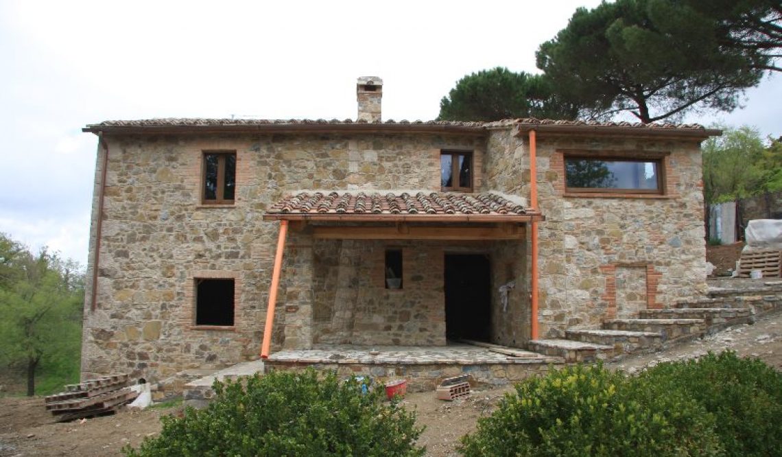 I lavori al casale in Toscana
