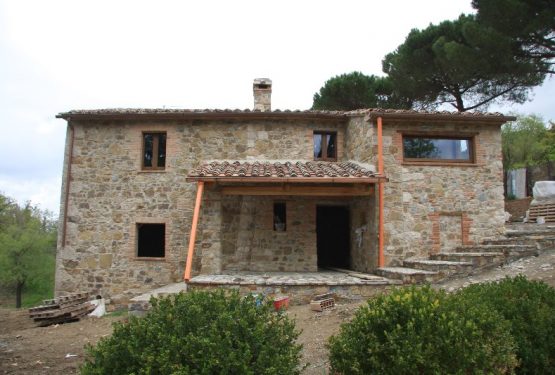 I lavori al casale in Toscana