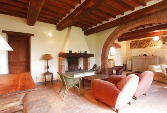 Selling a farmhouse in Paciano	to american clients