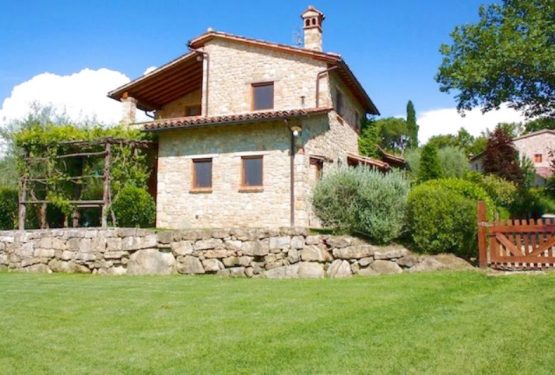 Selling a farmhouse in a restored village in the Todi countryside to Dutch clients
