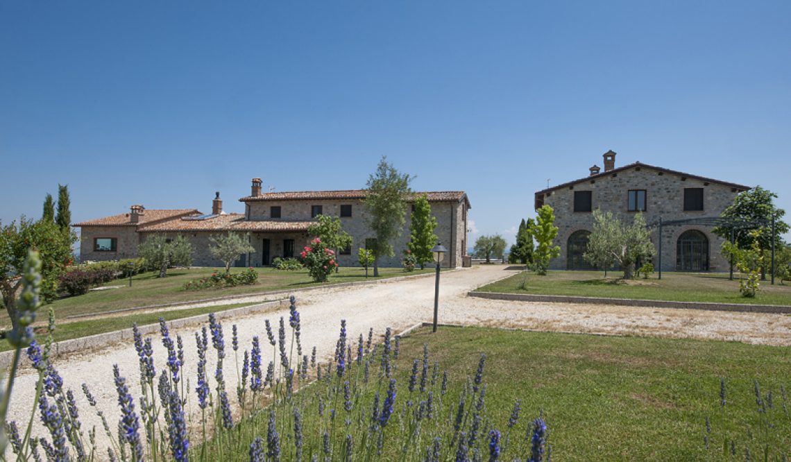 A perfect mix between the Umbrian traditional style and excellent finishing: Podere Colonna