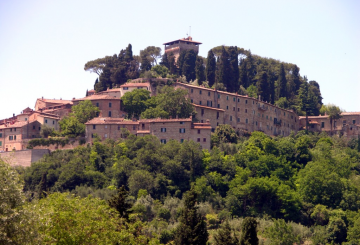 Cetona: the Etruscans, the Middle Age and the amazing farmhouses in its countryside