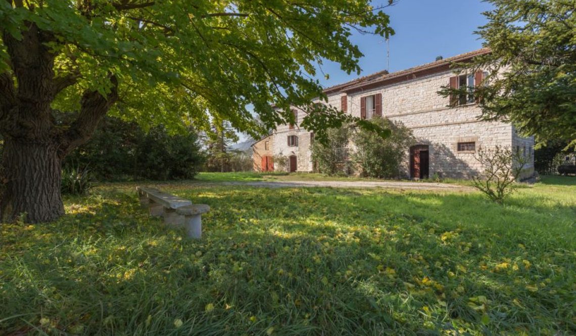 A 19th century house entirely to customize among countryside and seaside: Casale Sant’Antonio in Marche