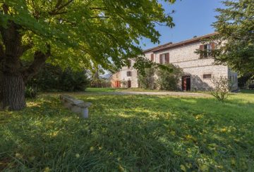A 19th century house entirely to customize among countryside and seaside: Casale Sant’Antonio in Marche