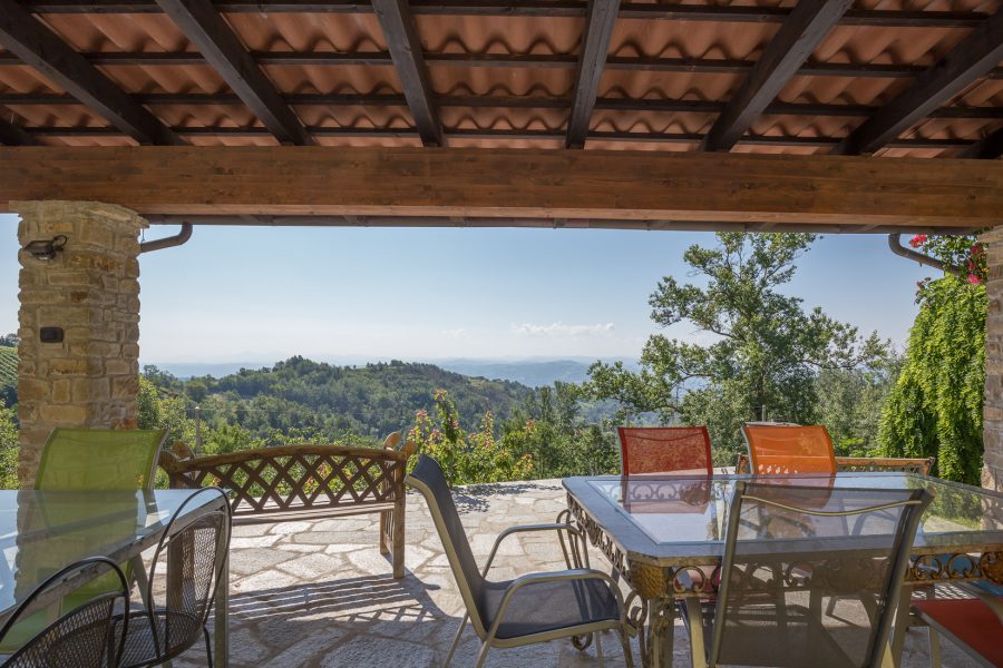 Surrounded by the hills, this is “La Terrazza Sul Monferrato” farmhouse