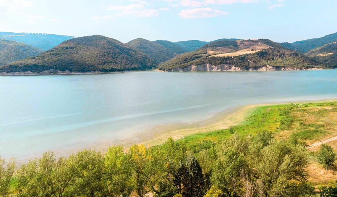 Lake Corbara in Umbria: living among nature and pristine landscapes