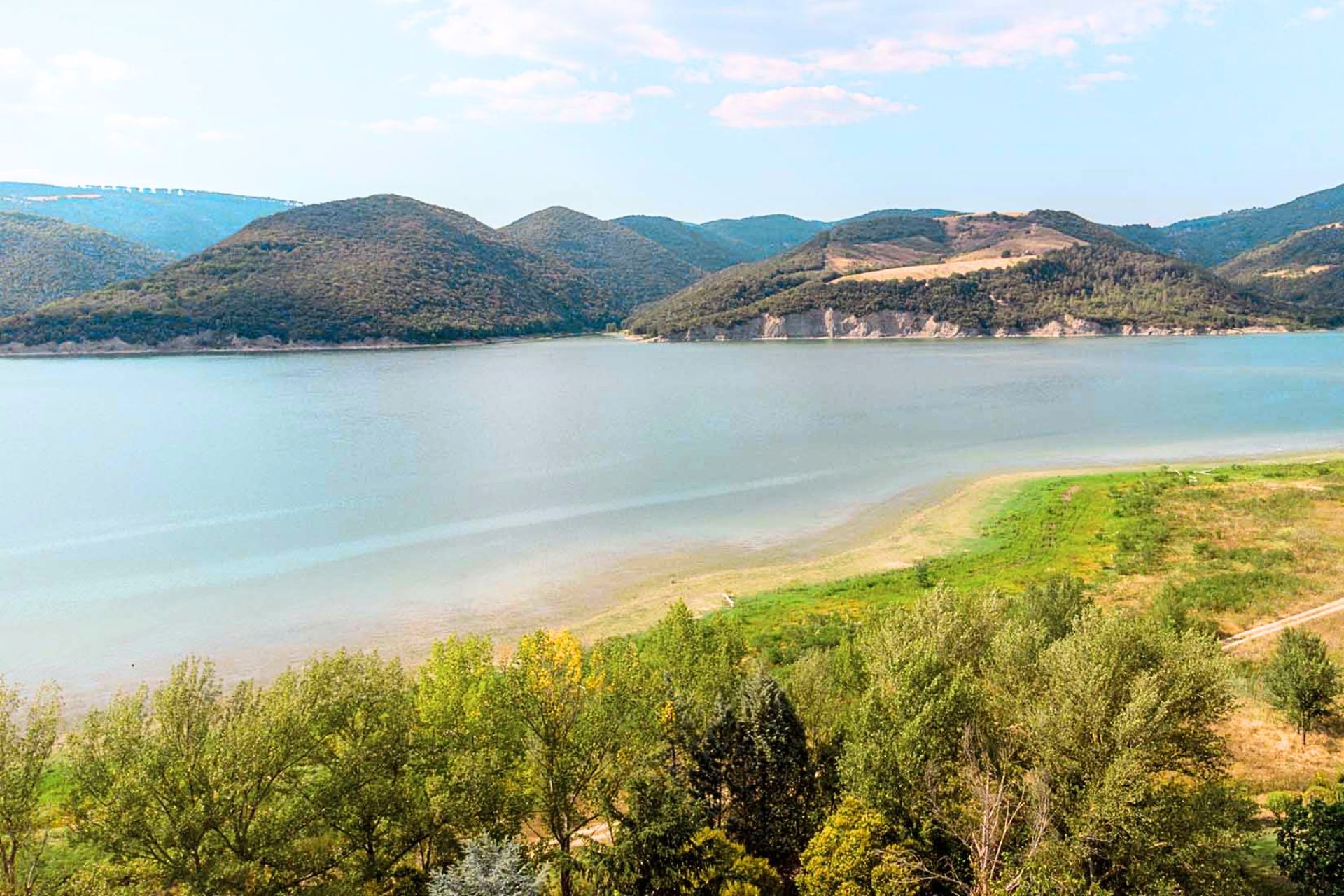 Lake Corbara in Umbria: living among nature and pristine landscapes