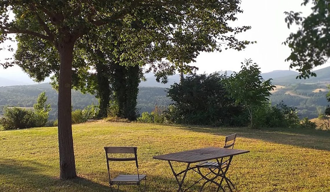 “L’Antica Pietra”: a natural terrace overlooking green woods and soft hills