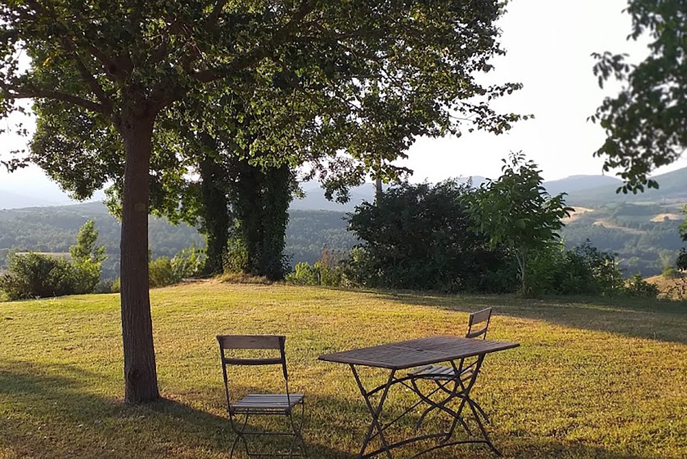 L’Antica Pietra: a natural terrace overlooking green woods and soft hills