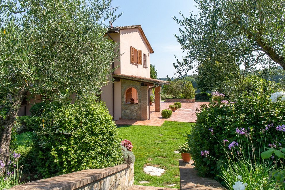 Nicolò Cordone and the sale of “Villa Rosa” in Tuscany