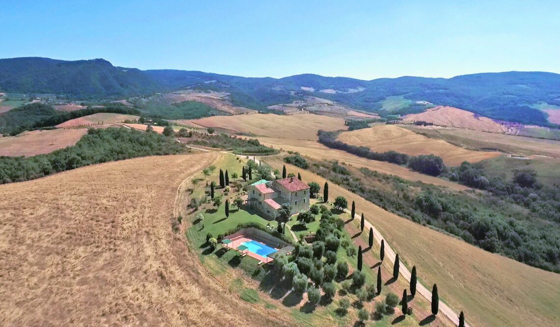 Vita in campagna, tra i poderi ristrutturati nei paesaggi da sogno di Umbria e Toscana