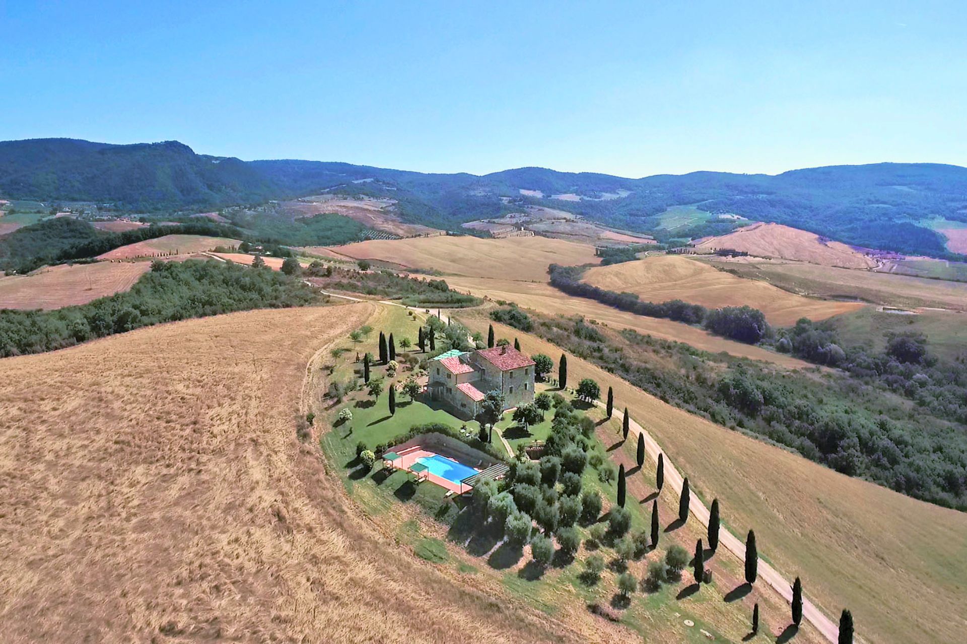 Life in the countryside, among renovated farms in the dream landscapes of Umbria and Tuscany