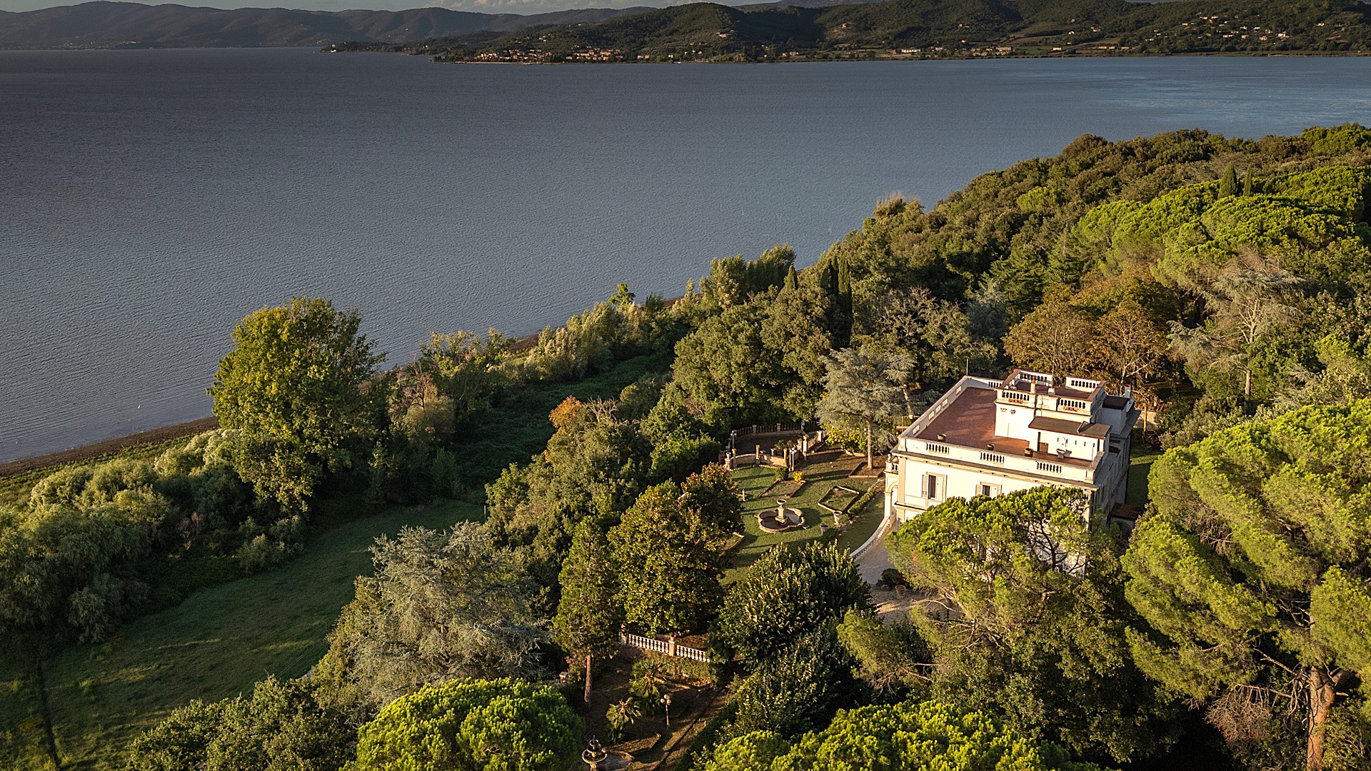 Il fascino delle ville vista lago: dove la natura accarezza l'anima