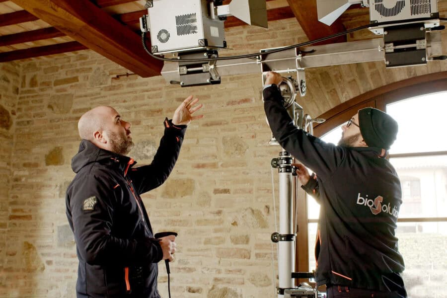 Tecnici Biosolution praticano intervento antitarlo con tecnologia microonde